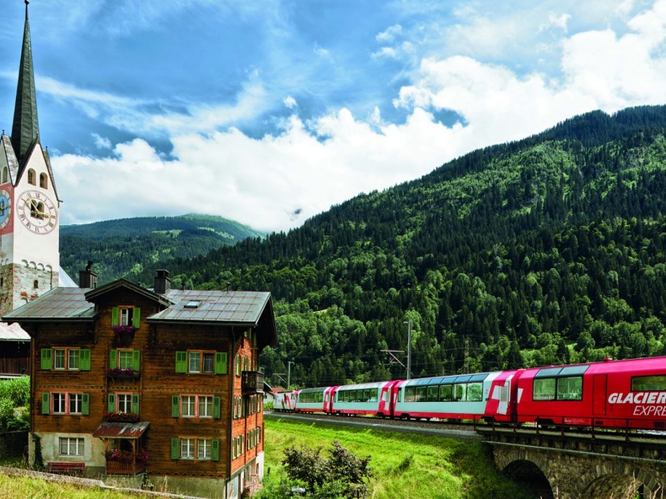 Schweiz: Glacier-Express plötzlich vom Berg verschluckt