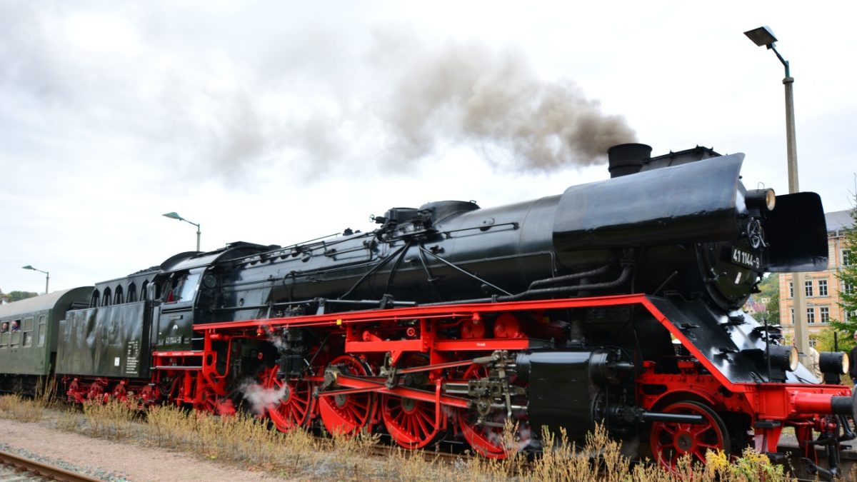 Eisenbahn Dampfzug, Oldtimer Omnibus, Nostalgie Leipzig, Dampfzug NostalgieDampfzug Leipzig Staßfurt Dampflokomotive Dampflok Deutschland Damals