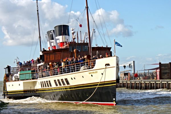 Schaufelrad-Dampfer Dampfschiff Waverley Schottland Großbritannien Nostalgie